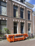 907831 Gezicht op de voorgevel van het studentenhuis Lauwerecht 52 ('Rosaklooster') te Utrecht, met op de voorgrond een ...